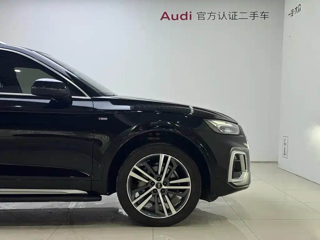Audi Q5L — фото 10