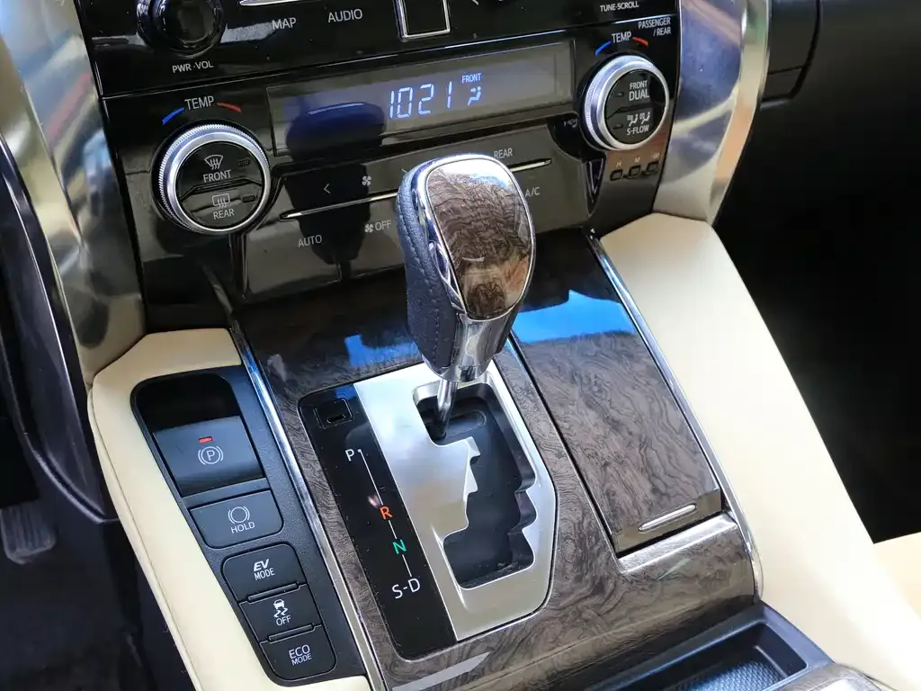 Toyota Vellfire — фото 3