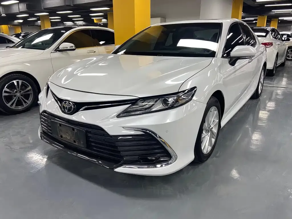 Toyota Camry — фото 1