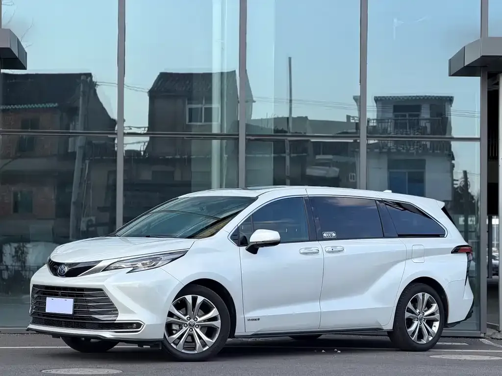 Toyota Sienna — фото 1