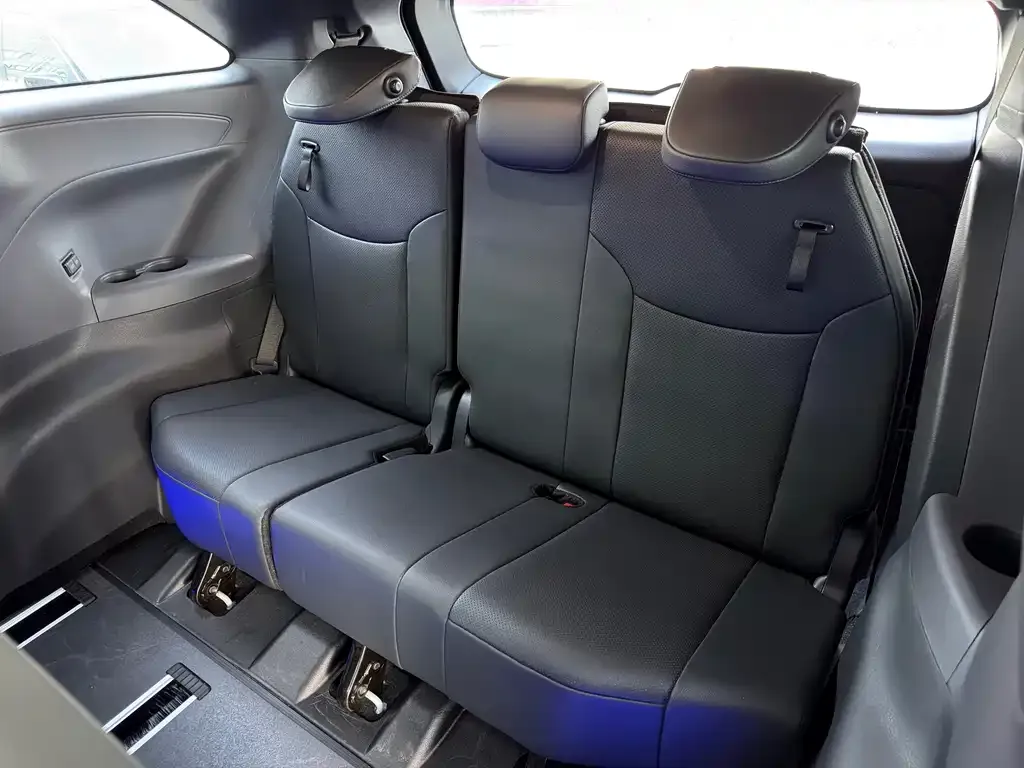 Toyota Sienna — фото 8