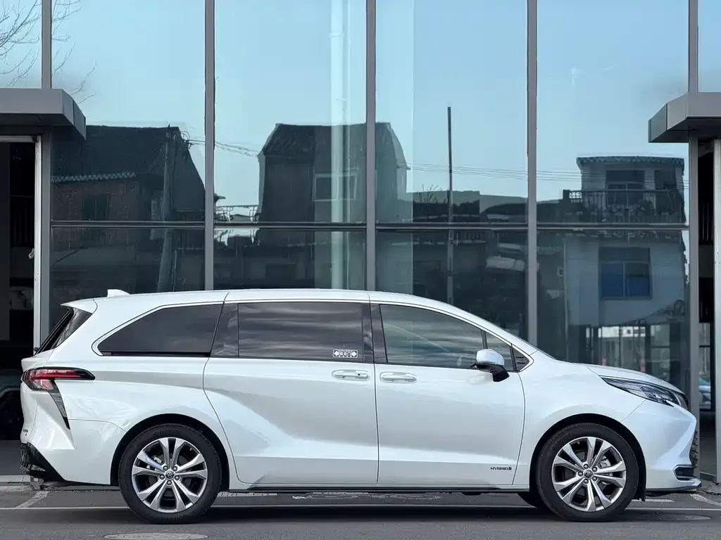 Toyota Sienna — фото 7
