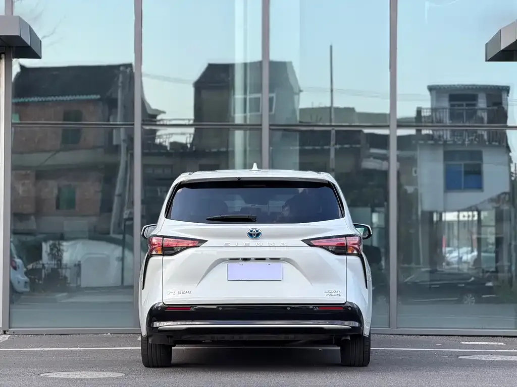 Toyota Sienna — фото 2