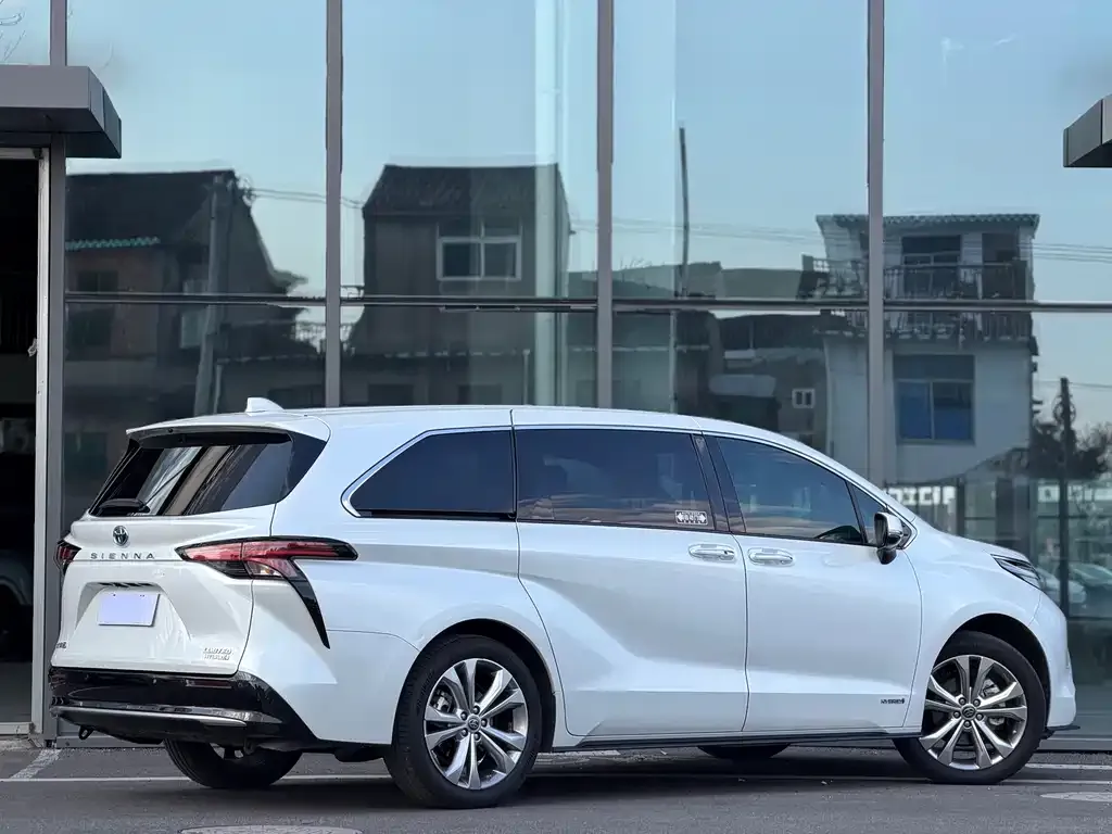 Toyota Sienna — фото 3