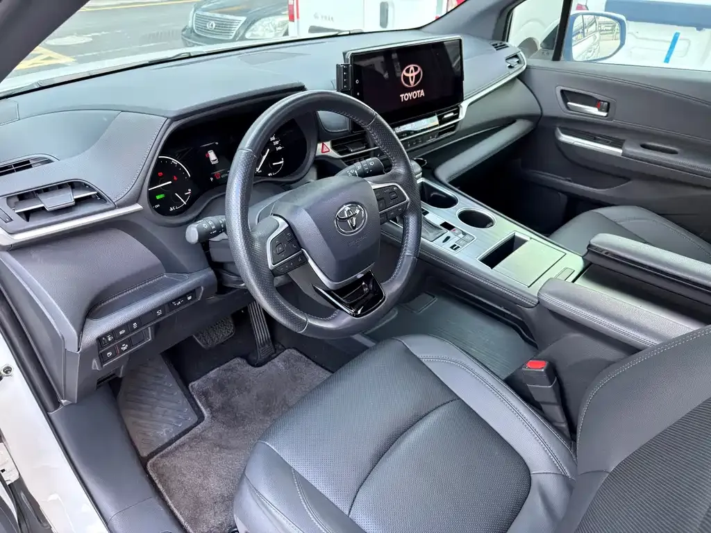 Toyota Sienna — фото 10