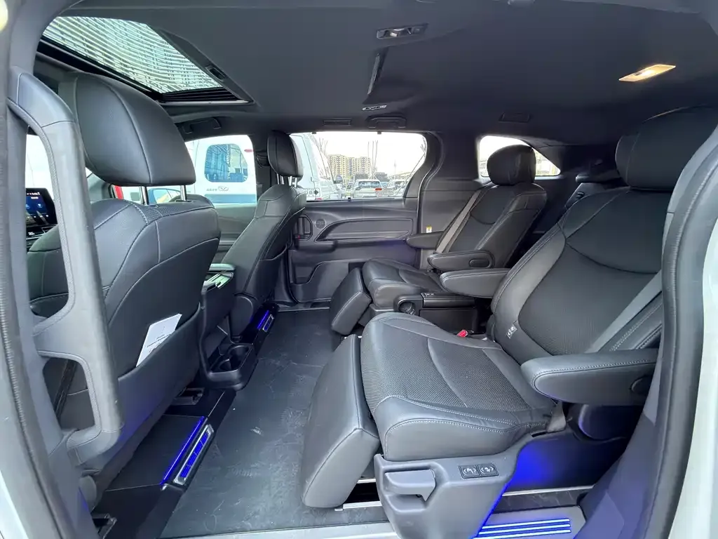 Toyota Sienna — фото 9