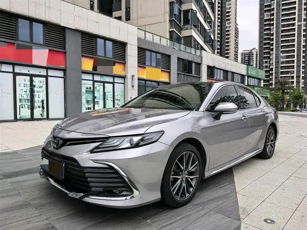 Toyota Camry — фото 1