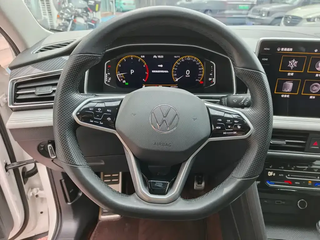 Volkswagen Tiguan L — фото 7