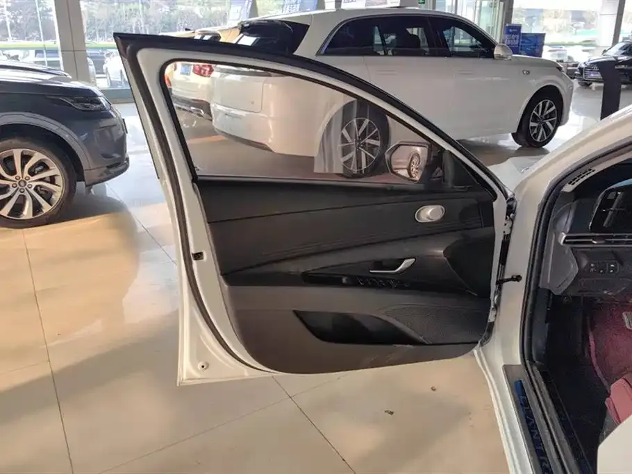 Hyundai Elantra — фото 10