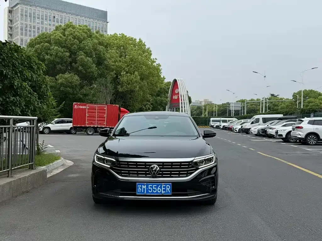 Volkswagen Passat — фото 1