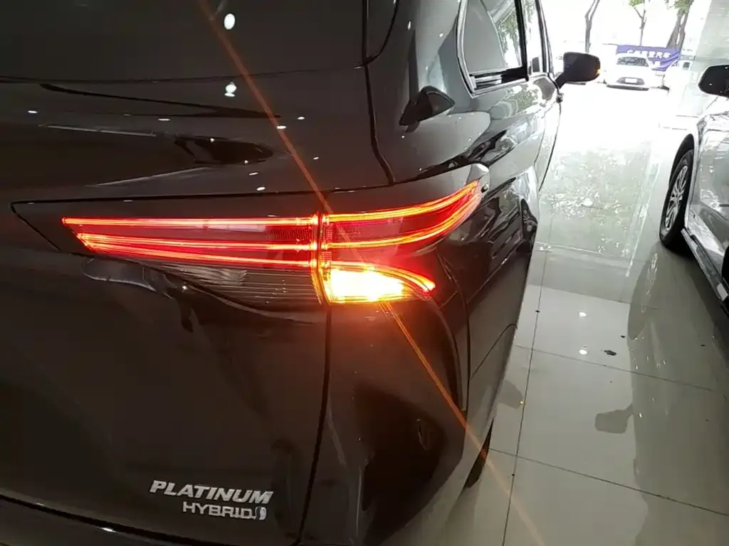 Toyota Sienna — фото 2