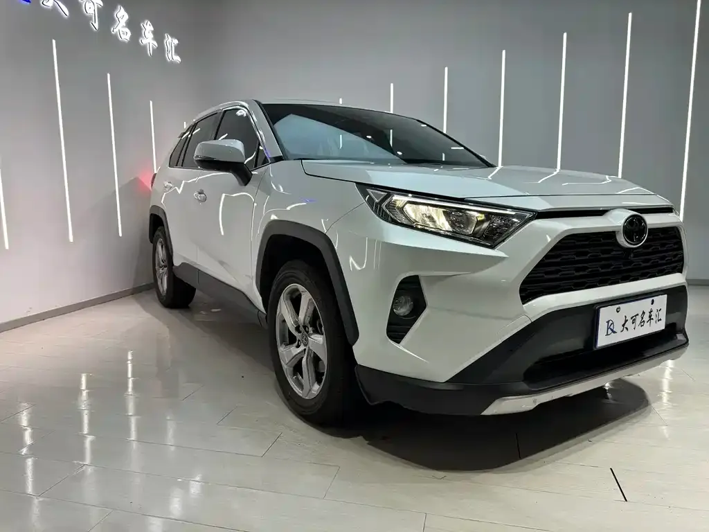 Toyota RAV4 — фото 8