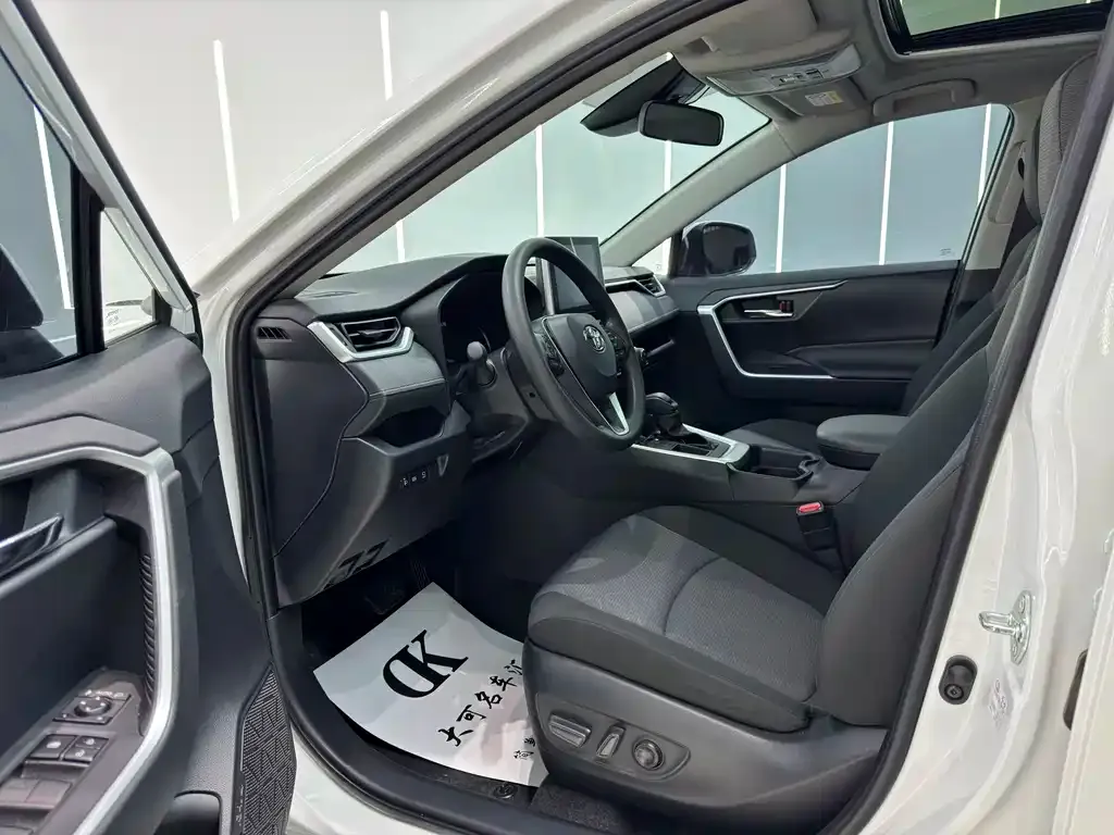 Toyota RAV4 — фото 7