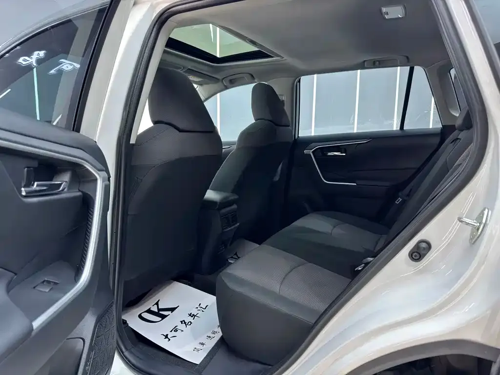 Toyota RAV4 — фото 9