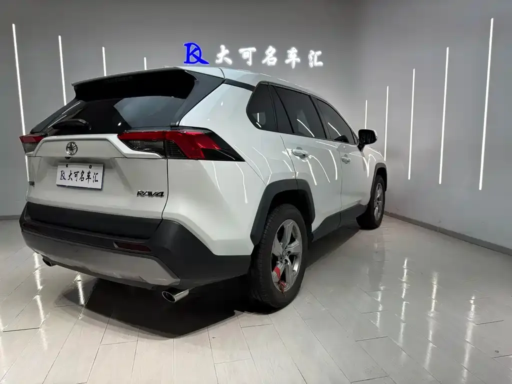 Toyota RAV4 — фото 4