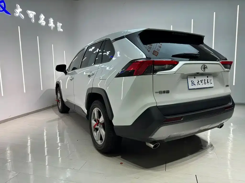Toyota RAV4 — фото 6