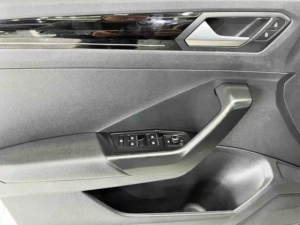 Volkswagen T-Roc — фото 10