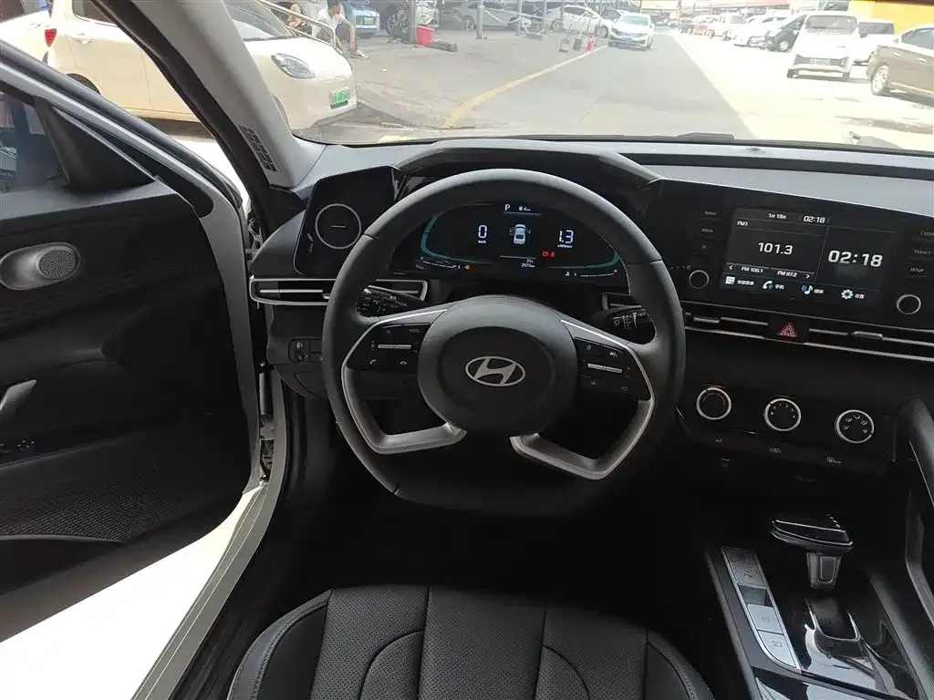 Hyundai Elantra — фото 10