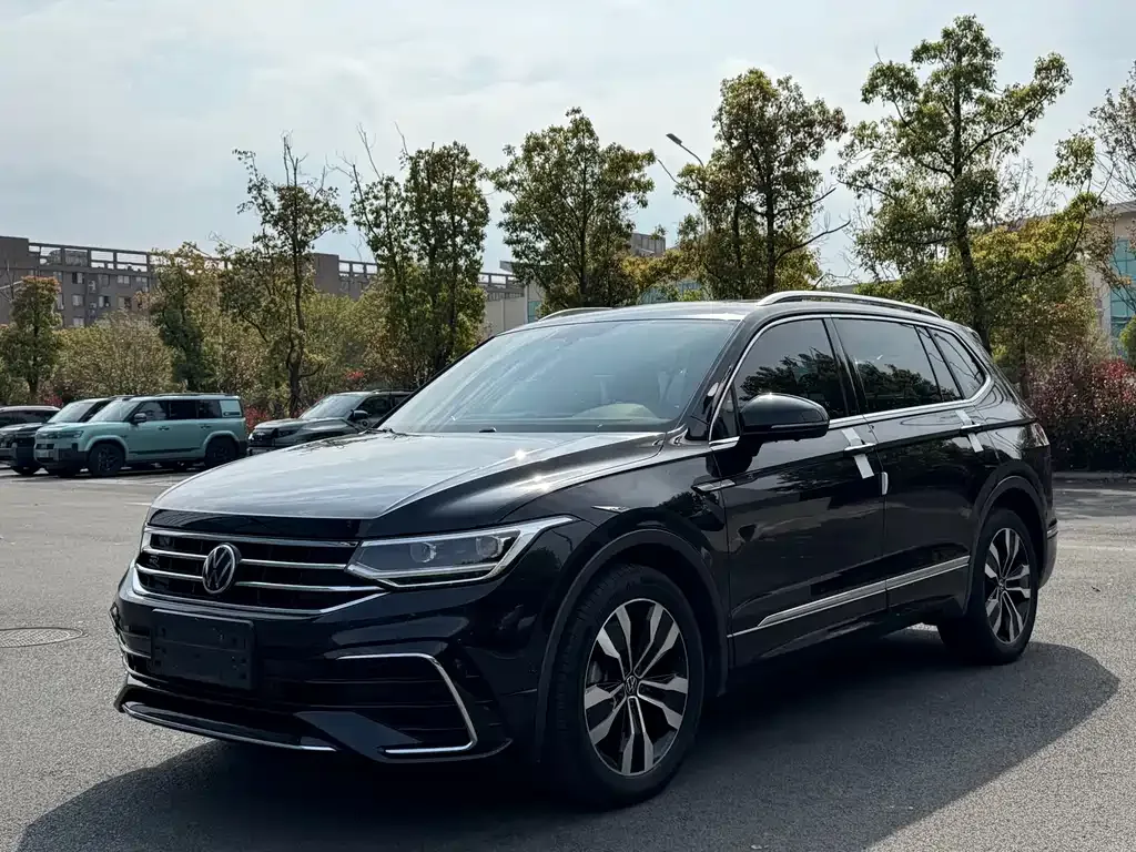 Volkswagen Tiguan L — фото 1