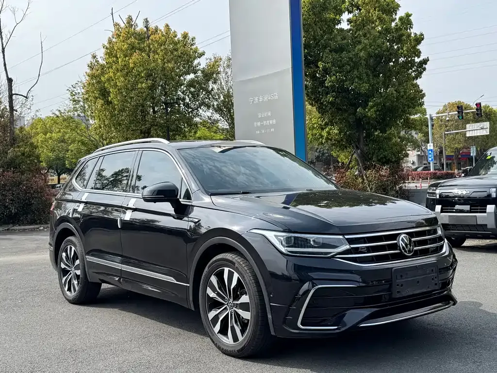 Volkswagen Tiguan L — фото 9
