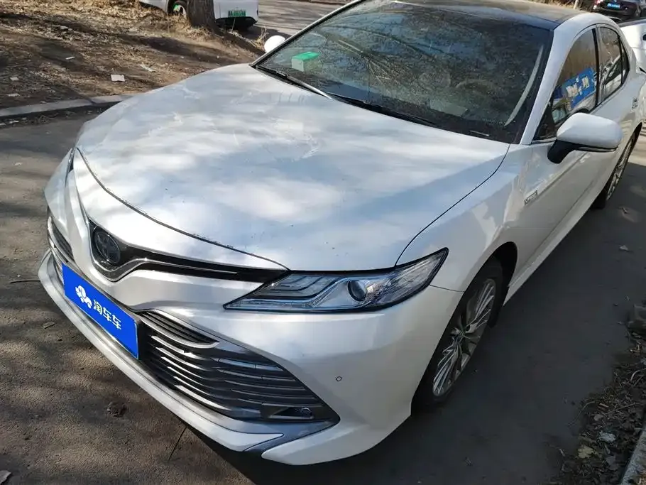 Toyota Camry — фото 1