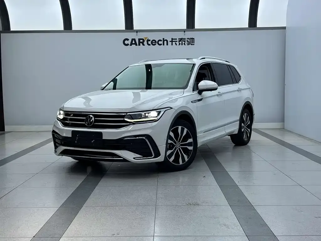 Volkswagen Tiguan L — фото 1