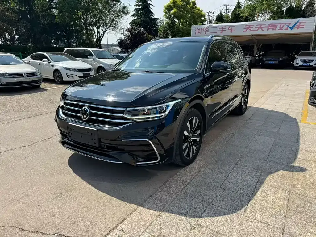 Volkswagen Tiguan L — фото 1