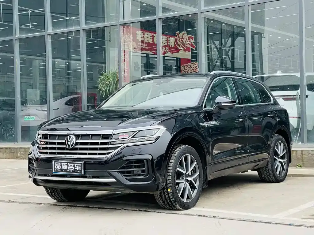 Volkswagen Touareg — фото 1