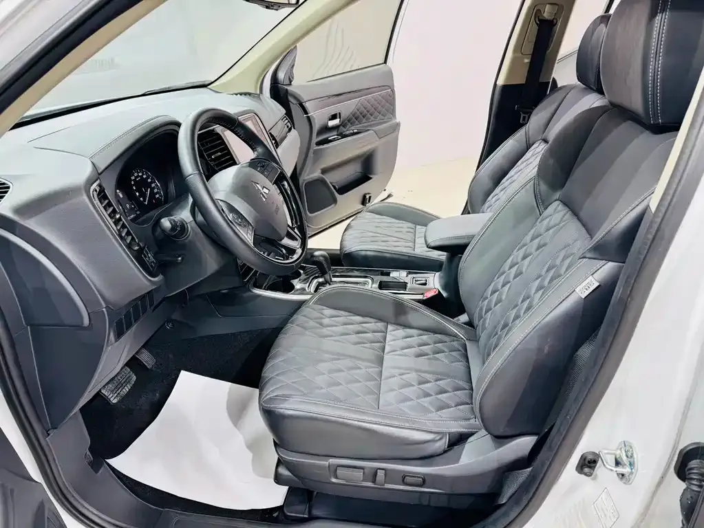 Mitsubishi Outlander — фото 6