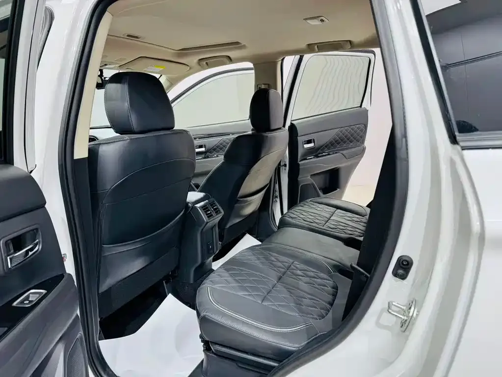 Mitsubishi Outlander — фото 10