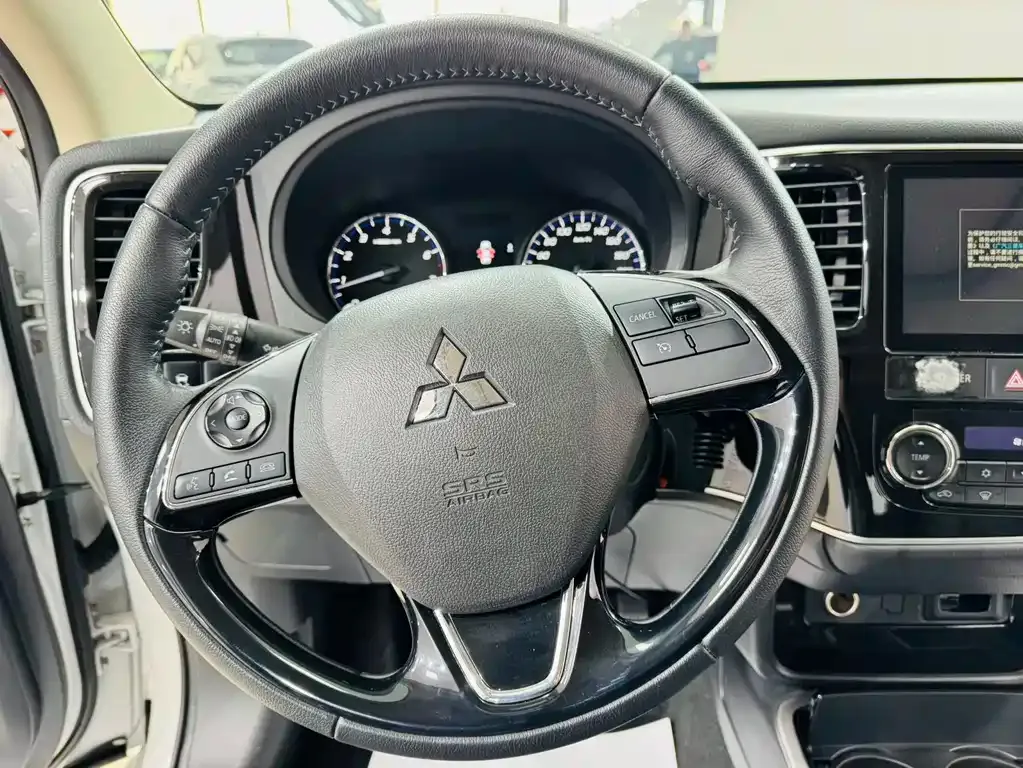 Mitsubishi Outlander — фото 2