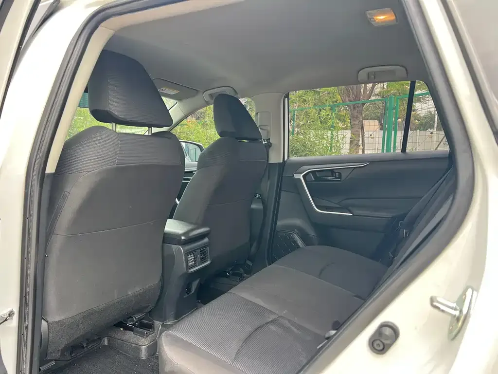 Toyota RAV4 2023 из CN, фото 5