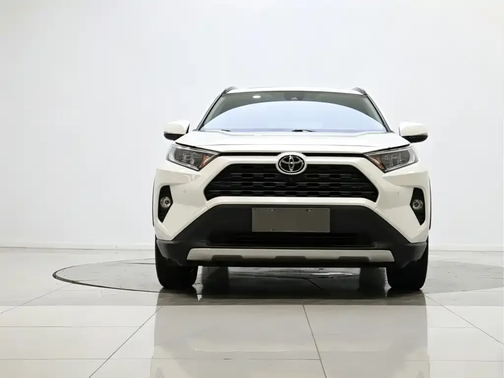 Toyota RAV4 — фото 1
