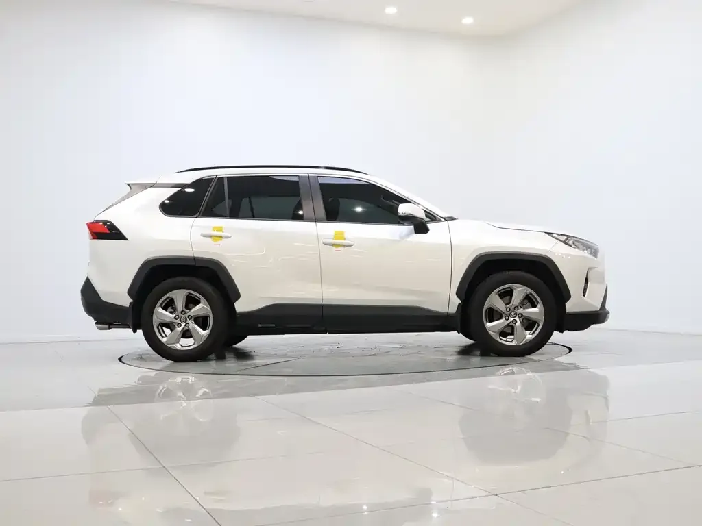 Toyota RAV4 — фото 7