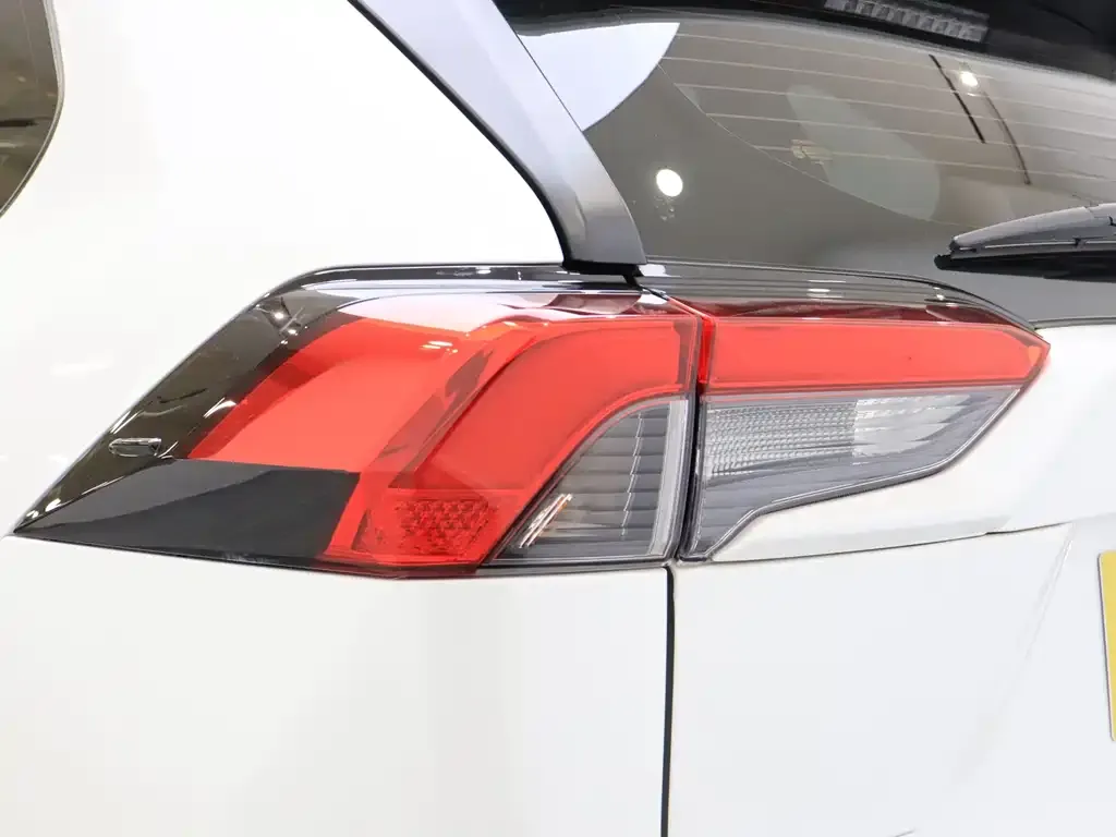 Toyota RAV4 — фото 8