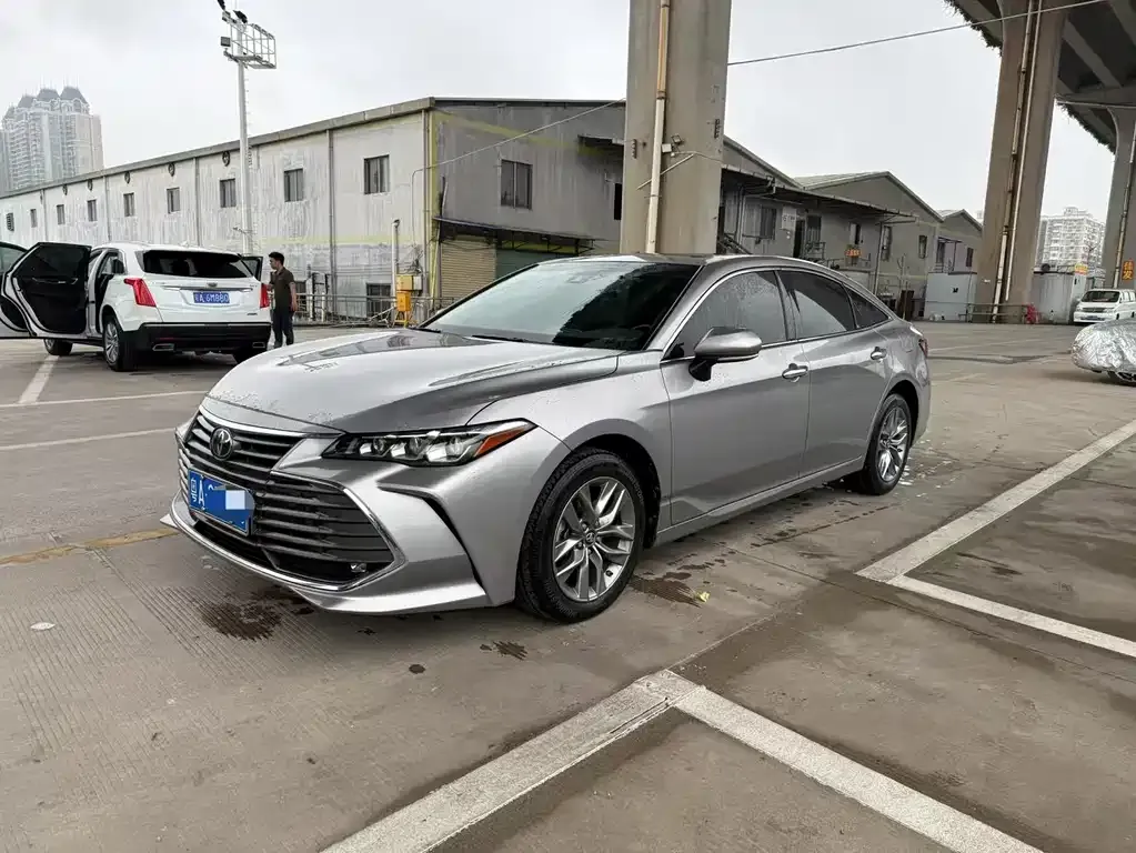 Toyota Avalon — фото 1