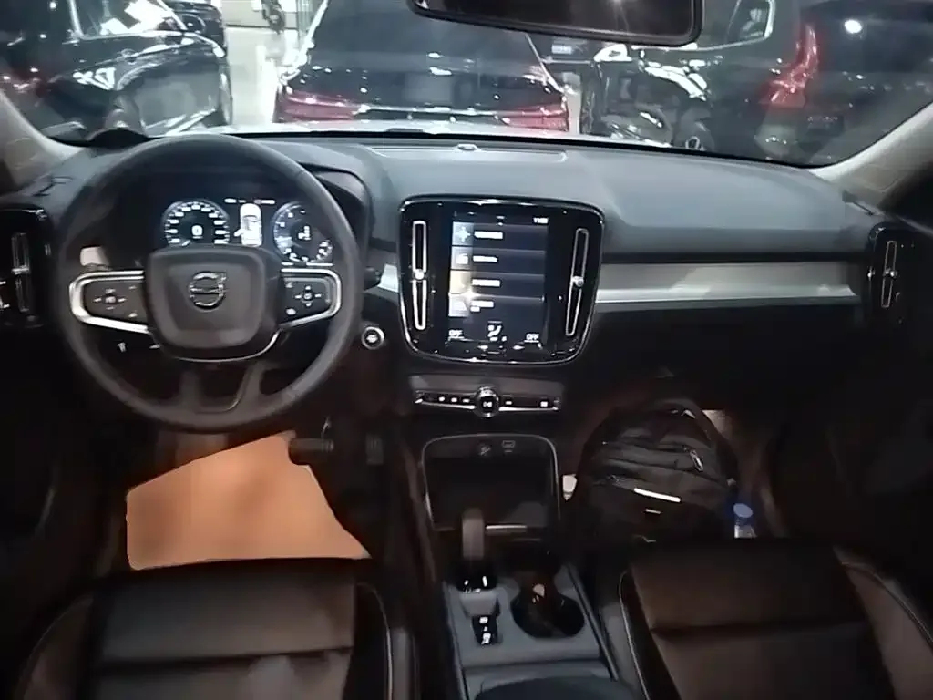 Volvo XC40 — фото 10