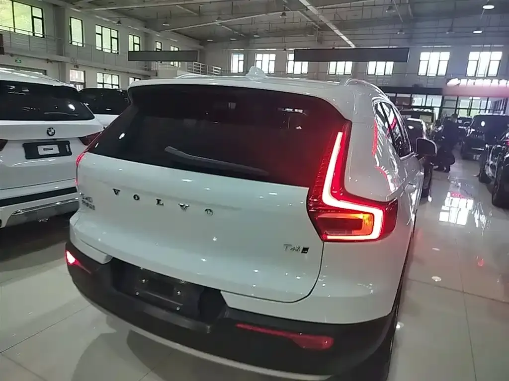 Volvo XC40 — фото 9