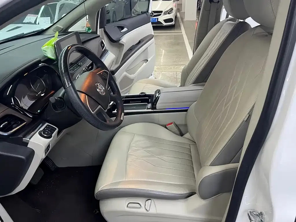 Buick GL8 2021 из CN, фото 3