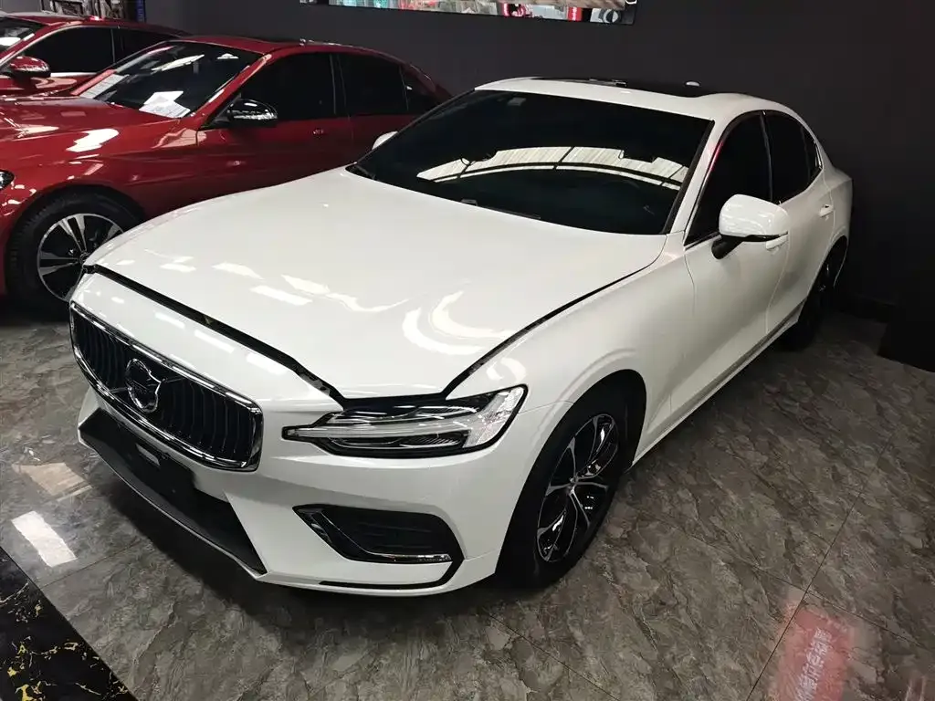 Volvo S60 — фото 1