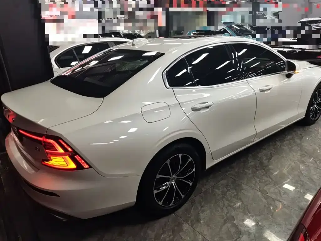 Volvo S60 — фото 10