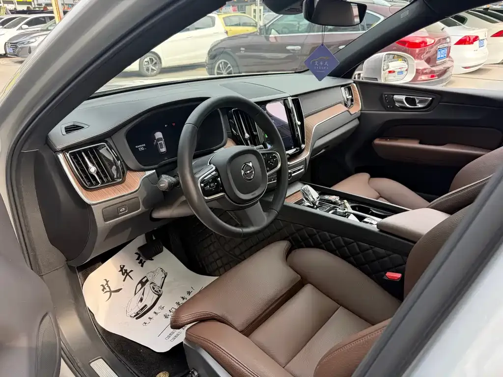 Volvo XC60 — фото 10