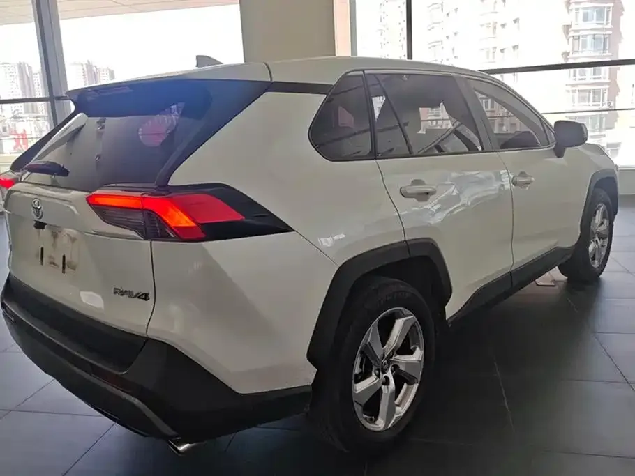 Toyota RAV4 — фото 10