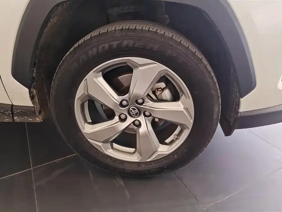 Toyota RAV4 — фото 5