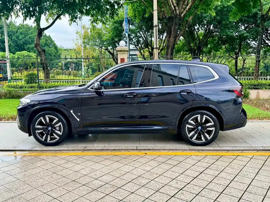 BMW iX3 — фото 9