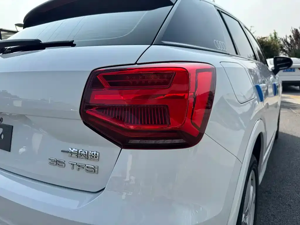 Audi Q2L — фото 4