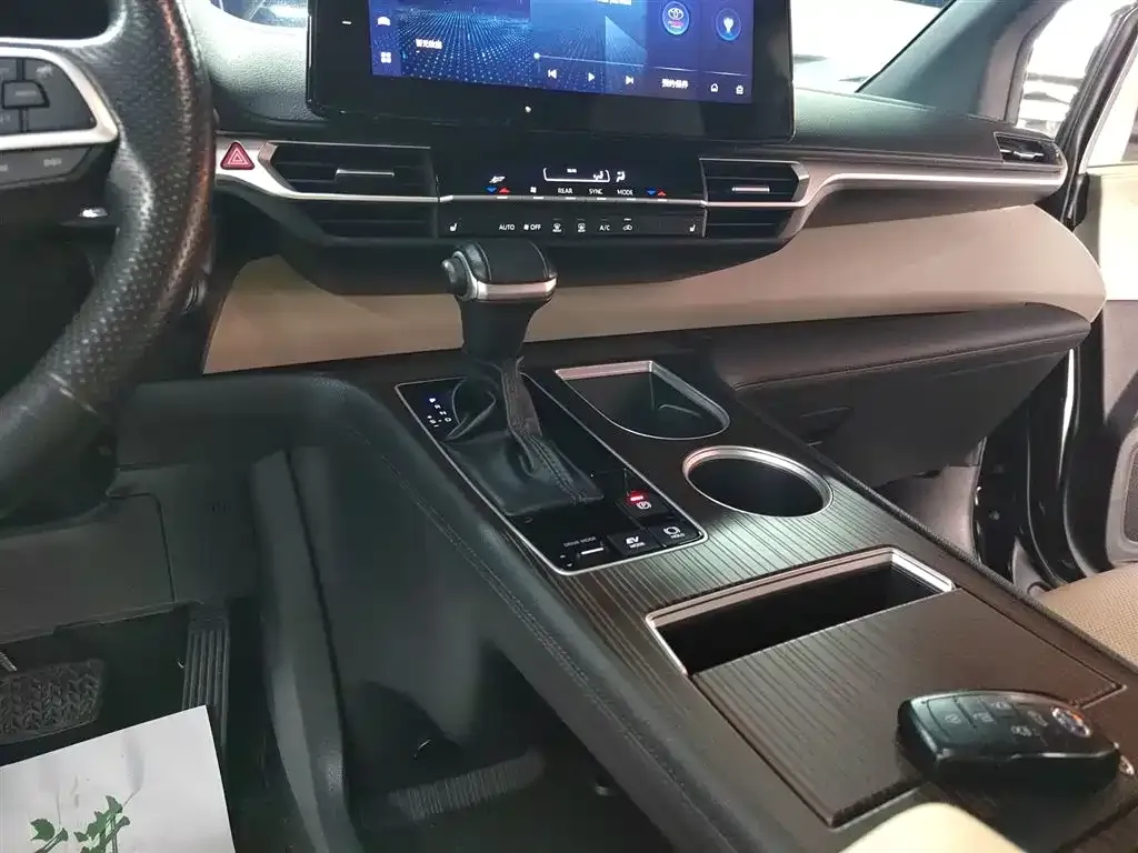 Toyota Granvia — фото 10