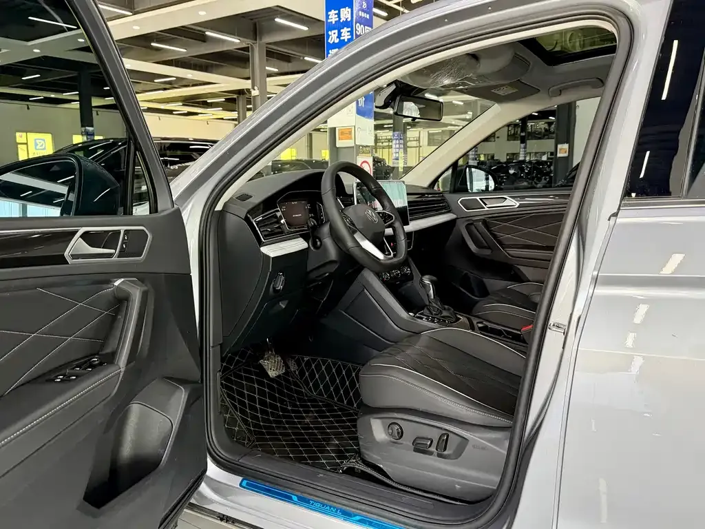 Volkswagen Tiguan L — фото 10