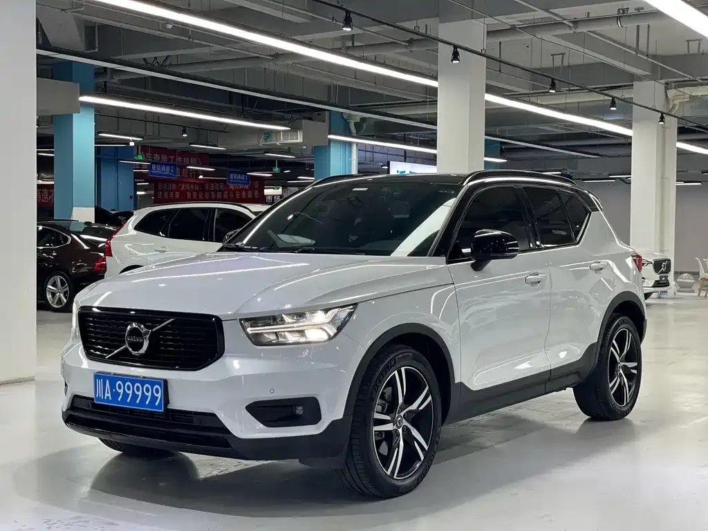 Volvo XC40 — фото 1