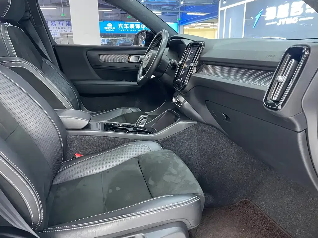 Volvo XC40 — фото 10
